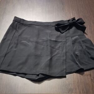 Potter's Pot Black Skort with Bow Detail